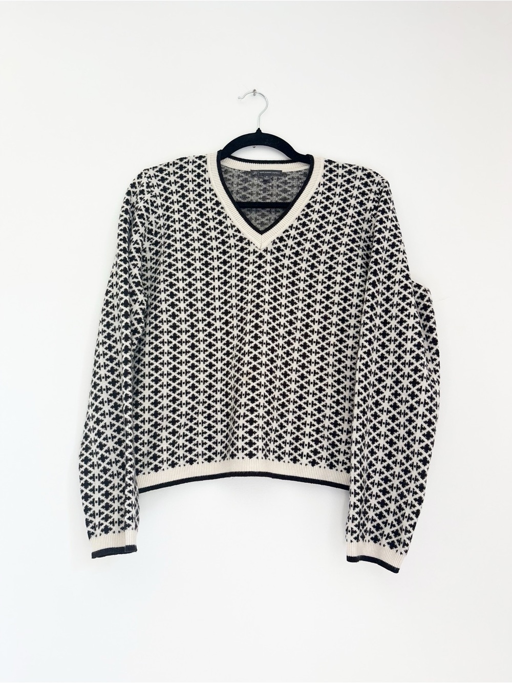 Adrianna Papell Black & Cream Geometric V-Neck Sweater, Women’s M